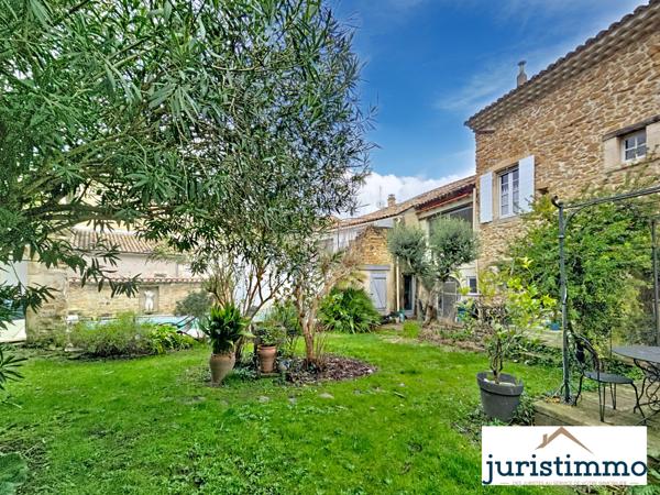 Mondragon (84430) Propriété de charme au pied du château de Mondragon composée de deux habitations et dépendances.