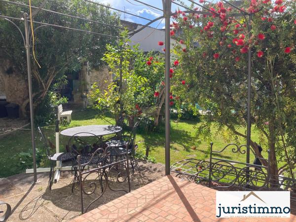 Mondragon (84430) Propriété de charme au pied du château de Mondragon composée de deux habitations et dépendances.