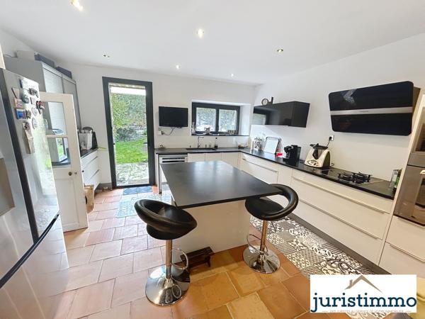 Mondragon (84430) Propriété de charme au pied du château de Mondragon composée de deux habitations et dépendances.