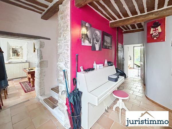 Mondragon (84430) Propriété de charme au pied du château de Mondragon composée de deux habitations et dépendances.