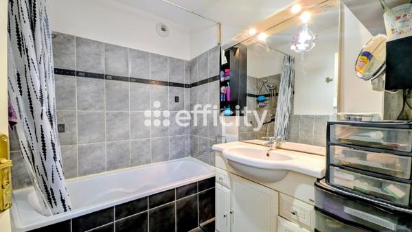 Appartement
         4 pièces
        - 75 m² Exclusivité 245 000 € *