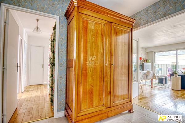 Versailles Montreuil Appartement 5 pièce(s) 103 m² carrez situé au 3eme étage avec ascenseur, balcon, cave et 2 places de parking €745 000 ** - Référence 26523