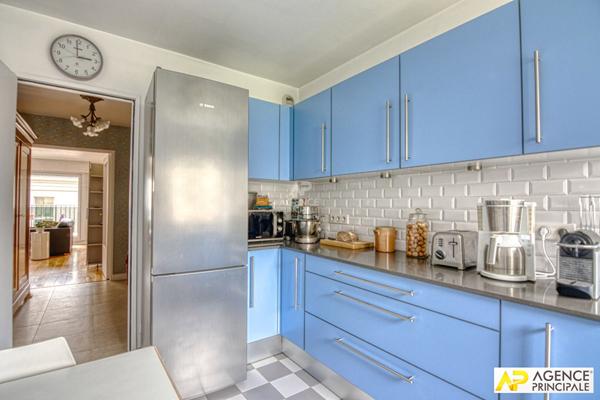 Versailles Montreuil Appartement 5 pièce(s) 103 m² carrez situé au 3eme étage avec ascenseur, balcon, cave et 2 places de parking €745 000 ** - Référence 26523