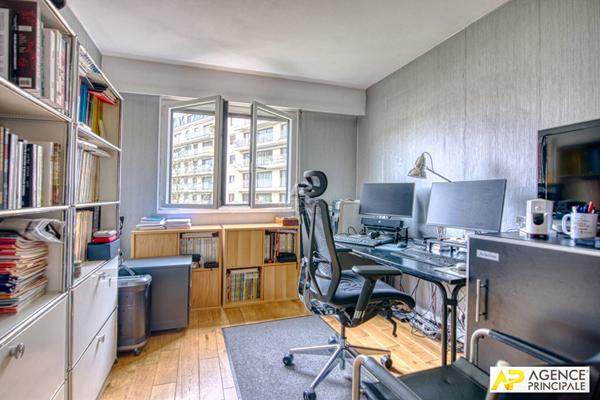 Versailles Montreuil Appartement 5 pièce(s) 103 m² carrez situé au 3eme étage avec ascenseur, balcon, cave et 2 places de parking €745 000 ** - Référence 26523