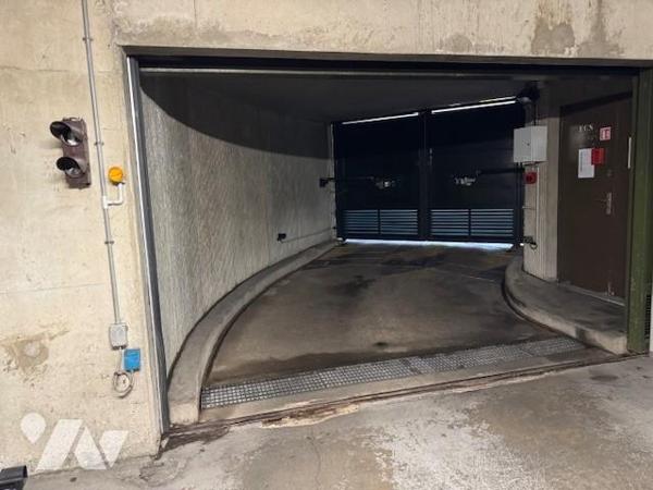 NEUILLY SUR SEINE - SAUSSAYE/HOP. AMERICAIN - 2 EMPLACEMENTS DE PARKING MITOYENS.