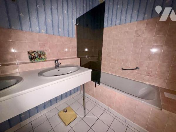 À vendre à Salbris (41), découvrez cet appartement de 75,25 m² situé au c?ur d'une copropriété ...