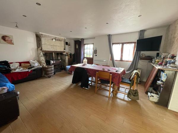 ENSEMBLE IMMOBILIER - 1 maison  en pierres 3 chambres, une dépendance, un garage