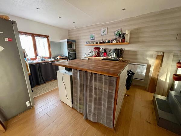 ENSEMBLE IMMOBILIER - 1 maison  en pierres 3 chambres, une dépendance, un garage