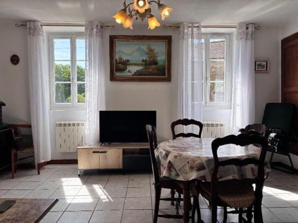 Maison mitoyenne en pierre, terrain et dépendance
