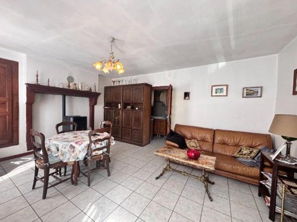Maison mitoyenne en pierre, terrain et dépendance