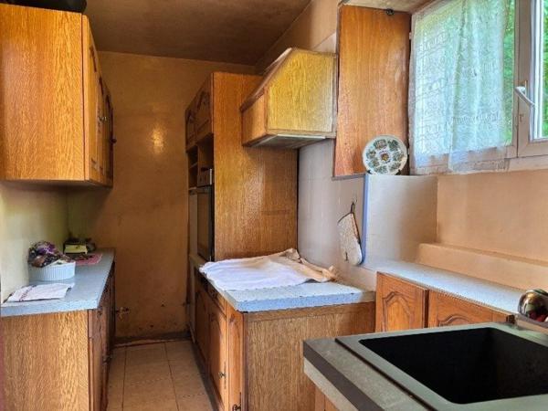 Maison mitoyenne en pierre, terrain et dépendance