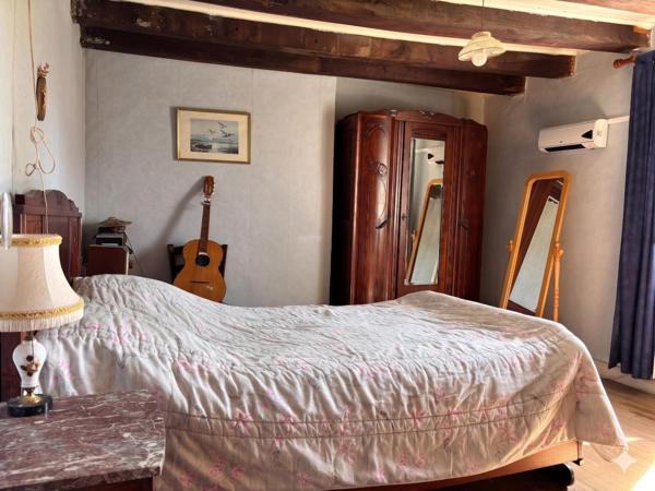Maison mitoyenne en pierre, terrain et dépendance