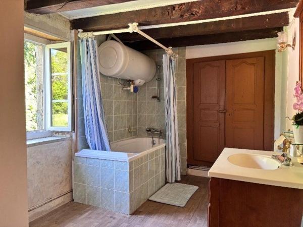Maison mitoyenne en pierre, terrain et dépendance
