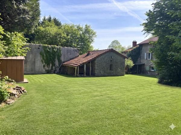 Maison mitoyenne en pierre, terrain et dépendance