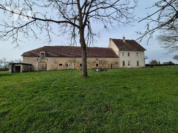 A quelques kilomètres de GRAY, ensemble immobilier sur environ 7 hectares de terres libres.