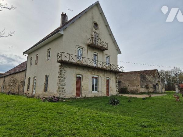 A quelques kilomètres de GRAY, ensemble immobilier sur environ 7 hectares de terres libres.
