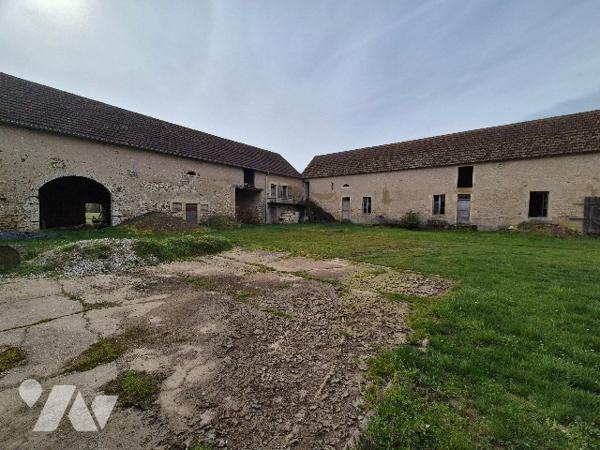 A quelques kilomètres de GRAY, ensemble immobilier sur environ 7 hectares de terres libres.