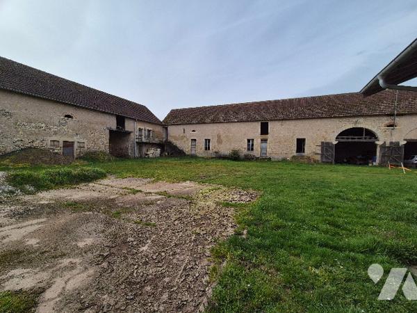 A quelques kilomètres de GRAY, ensemble immobilier sur environ 7 hectares de terres libres.