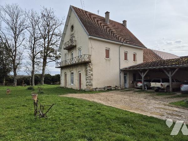 A quelques kilomètres de GRAY, ensemble immobilier sur environ 7 hectares de terres libres.