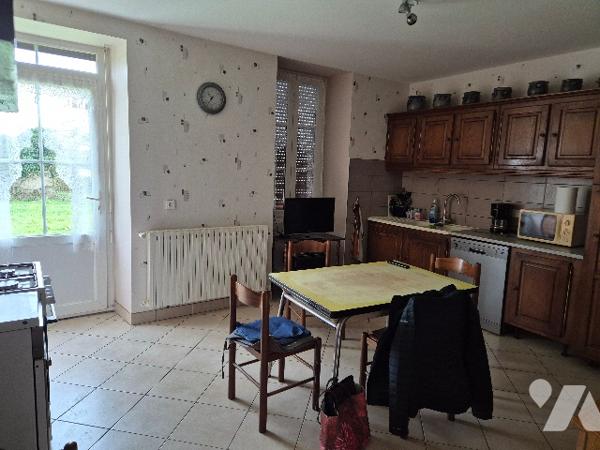 A quelques kilomètres de GRAY, ensemble immobilier sur environ 7 hectares de terres libres.