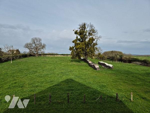 A quelques kilomètres de GRAY, ensemble immobilier sur environ 7 hectares de terres libres.