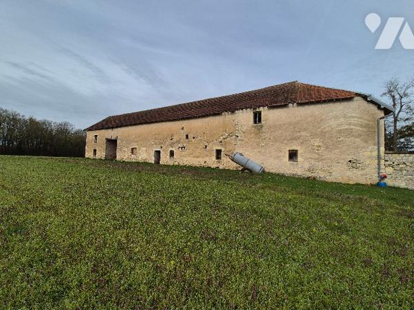 A quelques kilomètres de GRAY, ensemble immobilier sur environ 7 hectares de terres libres.