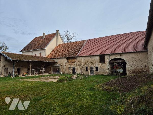 A quelques kilomètres de GRAY, ensemble immobilier sur environ 7 hectares de terres libres.