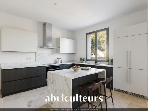 Lambesc (13410) Maison de village rénovée, toutes commodités à pied
