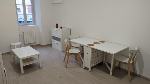Studio Meublé et Equipé Centre de Privas 390 € / mois C.C.*