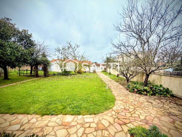 Maison 4 chambres + bureau avec doubles garages – À 300 m du Théâtre Piano’cktail