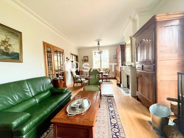 Maison 4 chambres + bureau avec doubles garages – À 300 m du Théâtre Piano’cktail