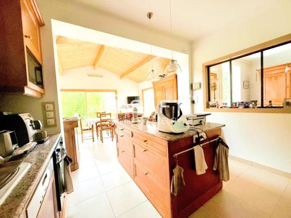 Maison 4 chambres + bureau avec doubles garages – À 300 m du Théâtre Piano’cktail