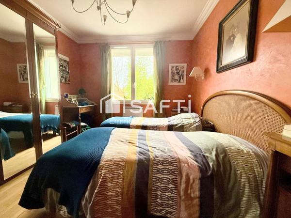 Maison 4 chambres + bureau avec doubles garages – À 300 m du Théâtre Piano’cktail