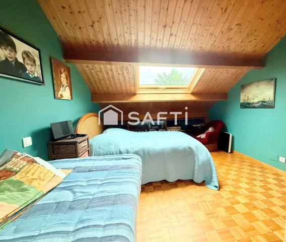 Maison 4 chambres + bureau avec doubles garages – À 300 m du Théâtre Piano’cktail