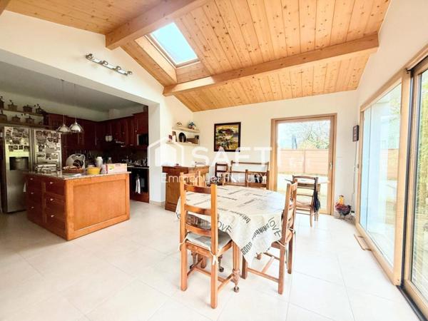 Maison 4 chambres + bureau avec doubles garages – À 300 m du Théâtre Piano’cktail