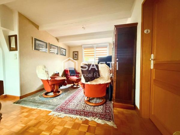 Maison 4 chambres + bureau avec doubles garages – À 300 m du Théâtre Piano’cktail