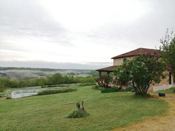 Maison, grange, atelier, hangar et terrain offrant une vue imprenable
