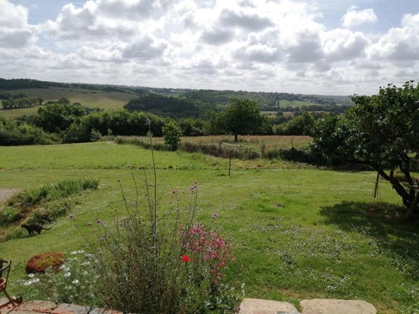 Maison, grange, atelier, hangar et terrain offrant une vue imprenable