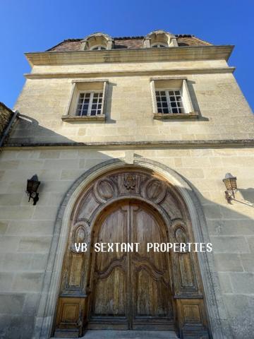 A 15 mn de Saint--Emilion, Propriété 4 hectares avec belle demeure et vue dominante
