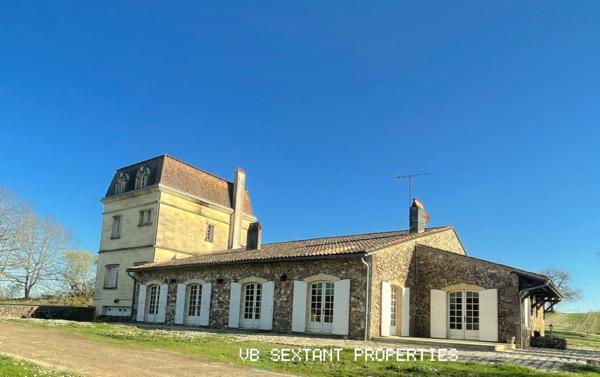 A 15 mn de Saint--Emilion, Propriété 4 hectares avec belle demeure et vue dominante