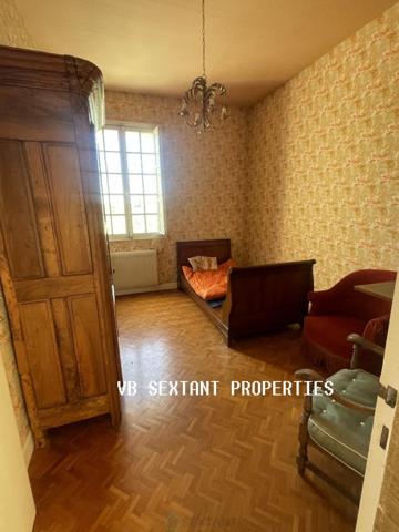 A 15 mn de Saint--Emilion, Propriété 4 hectares avec belle demeure et vue dominante