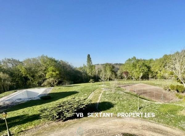 A 15 mn de Saint--Emilion, Propriété 4 hectares avec belle demeure et vue dominante