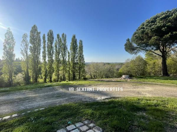 A 15 mn de Saint--Emilion, Propriété 4 hectares avec belle demeure et vue dominante