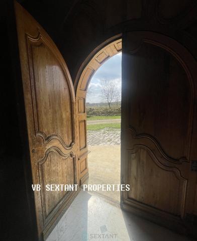 A 15 mn de Saint--Emilion, Propriété 4 hectares avec belle demeure et vue dominante