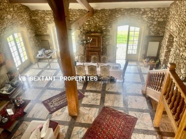 A 15 mn de Saint--Emilion, Propriété 4 hectares avec belle demeure et vue dominante