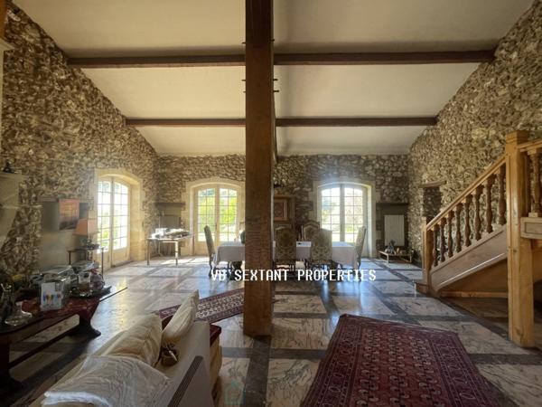 A 15 mn de Saint--Emilion, Propriété 4 hectares avec belle demeure et vue dominante