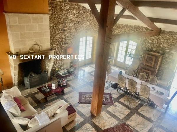 A 15 mn de Saint--Emilion, Propriété 4 hectares avec belle demeure et vue dominante