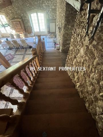 A 15 mn de Saint--Emilion, Propriété 4 hectares avec belle demeure et vue dominante