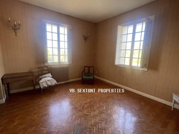 A 15 mn de Saint--Emilion, Propriété 4 hectares avec belle demeure et vue dominante