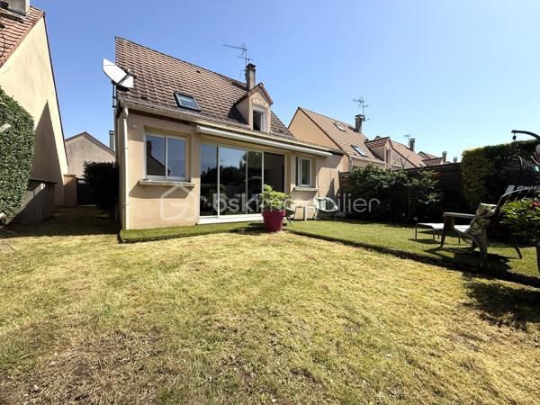 À découvrir sur la commune de Brie-Comte-Robert, cette charmante maison indépendante d’environ 117 m² séduira les familles en quête de calme, de confort et de qualité de vie.

Située dans un quartier résidentiel recherché, à proximité des écoles, commerces et principaux axes, cette maison parfaitement entretenue offre un cadre de vie chaleureux et fonctionnel.

Dès l’entrée, vous serez séduits par une agréable pièce de vie baignée de lumière comprenant un salon / salle à manger convivial ouvert sur un magnifique jardin exposé plein sud, véritable espace de détente, idéal pour profiter pleinement des beaux jours. Un store banne vient compléter cet extérieur cosy.

La cuisine, pratique et harmonieuse, s’intègre parfaitement à l’espace de vie pour un quotidien agréable et fluide.

À l’étage, l’espace nuit propose 3 belles chambres, dont une avec dressing, ainsi qu’une salle de bain familiale équipée d’une baignoire jacuzzi et d’une douche, alliant confort et praticité.

Les combles aménagés représentent un véritable espace supplémentaire pouvant être utilisé selon vos envies : chambre, bureau, salle de jeux ou espace détente. Possibilité de créer un point d’eau, offrant un beau potentiel d’aménagement supplémentaire.

Cette maison dispose d’équipements confortables et modernes :
-Climatisation réversible installée en 2024
-VMC de 2025
-Double vitrage PVC
-Volets roulants électriques
-Garage attenant fermé
-Portail motorisé
-Porte de garage automatique
-Place de stationnement privative à l’intérieur de la propriété

Une maison clé en main, parfaitement adaptée à une vie de famille, offrant confort, tranquillité et potentiel d’évolution dans un environnement privilégié.